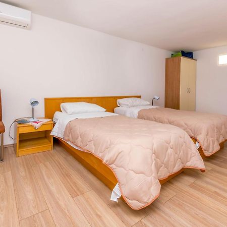 Apartment Jelena Примоштен Екстер'єр фото